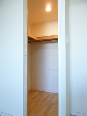 Receipt. Walk-in closet complete in about 7 Pledge of Western-style.