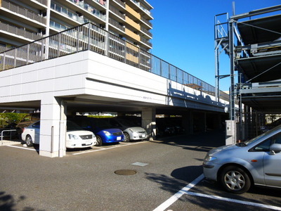 Parking lot. It is a mechanical parking free with one. There is a size limit.