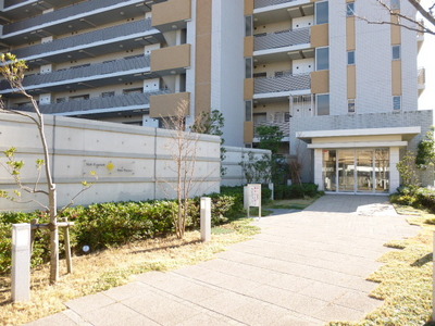 Entrance. Promenade of leeway that planting is color.