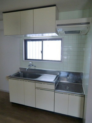 Kitchen. Two-burner gas stove can be installed