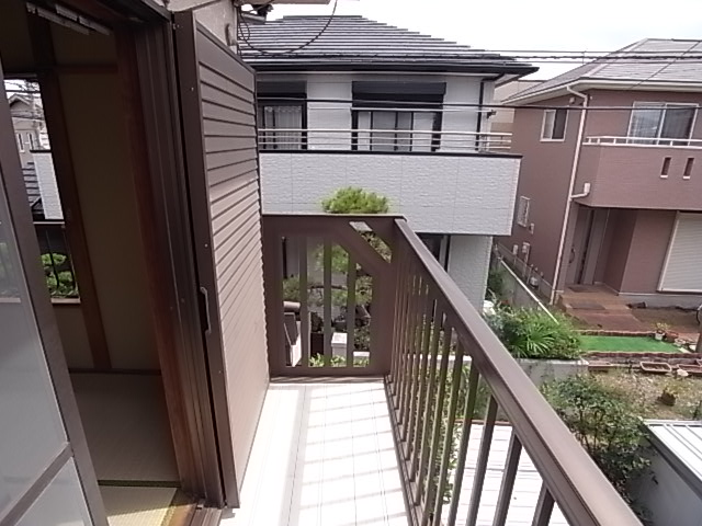 Balcony. Laundry is dried Hodai.