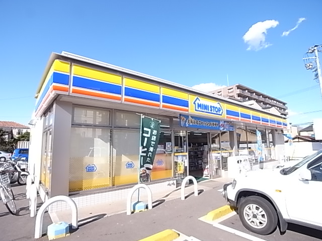 Convenience store. MINISTOP up (convenience store) 442m