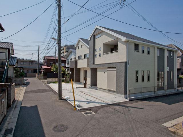 Local photos, including front road. Frontal road