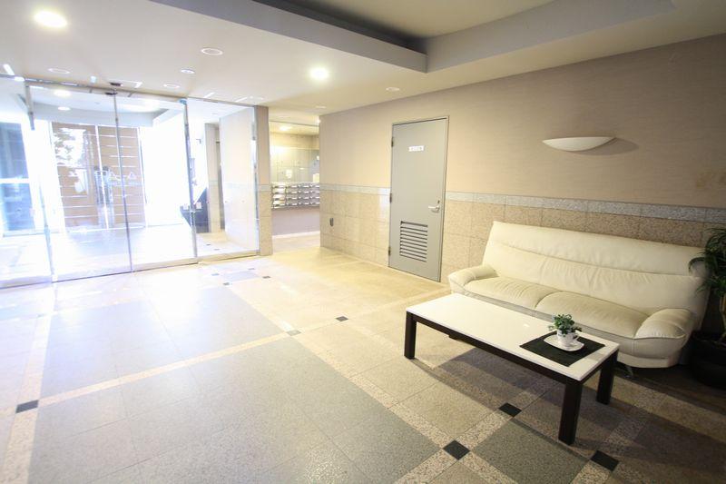 Entrance. Auto-Lock Yes