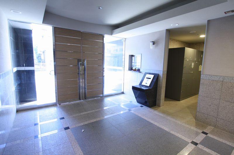 Entrance. Auto-Lock Yes