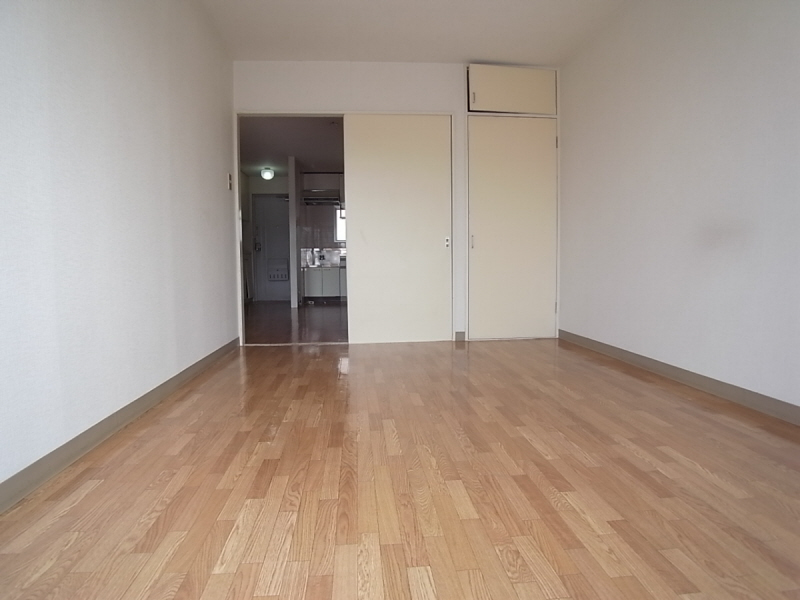 Living and room. Convenient JR Sobu Line "Tsudanuma" station walk 16 minutes