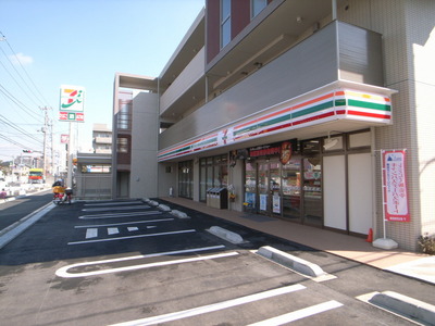 Convenience store. 150m to Seven-Eleven (convenience store)