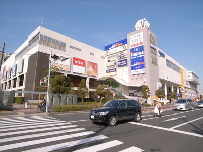Shopping centre. Vivid 823m until the Square (shopping center)