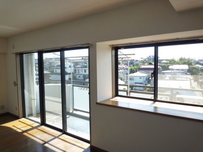 Living and room. Good living of per yang facing the south-west-facing balcony.