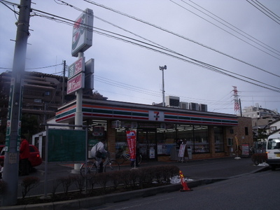 Convenience store. 150m to Seven-Eleven (convenience store)