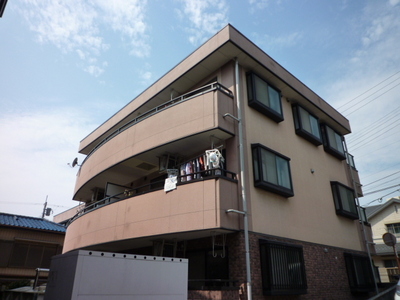 Building appearance. Situated in a quiet, residential area. It is very quiet living environment! !