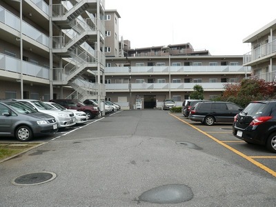 Building appearance. On-site parking. The main sky confirmation. 