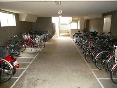 Other common areas. Bicycle parking lot with a roof. It is also safe on a rainy day. 