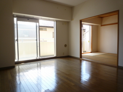 Living and room. Typical indoor photo It can be used widely to open the living and the Japanese-style room. 