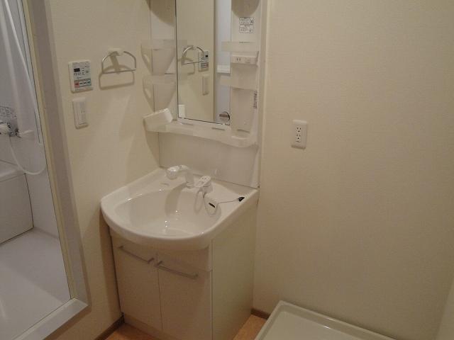 Washroom. It is with shampoo dresser ~