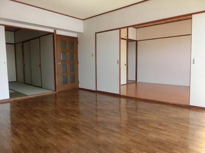 Living and room. Bright Western-style about 10 tatami facing the south balcony