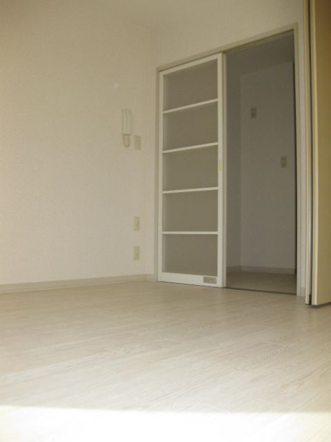 Living and room. White flooring is fashionable.