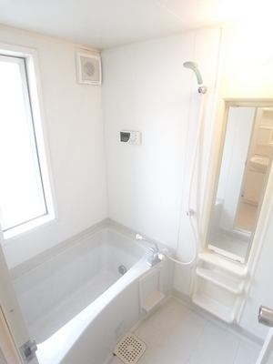 Bath. ventilation ・ Bathroom with a convenient window to daylight.