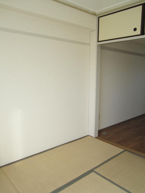 Other room space.  ☆ There in the living room of the next room, 4.5 Pledge of Japanese-style room facing the veranda ☆