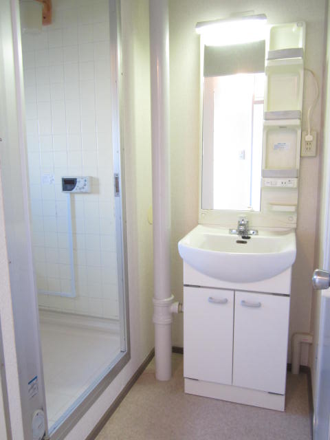 Washroom.  ☆ Washbasin with a mirror that is installed next to the bathroom is out also hot water ☆