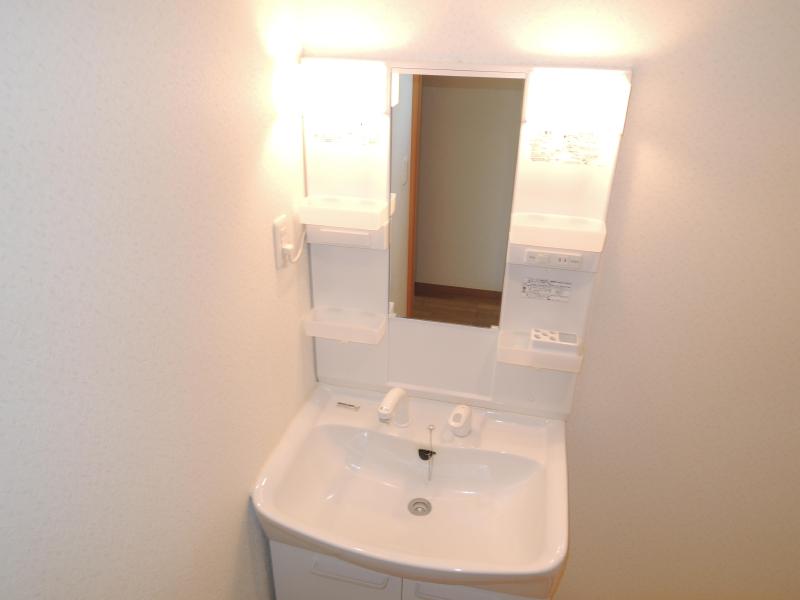 Washroom. Popular independent wash basin equipped