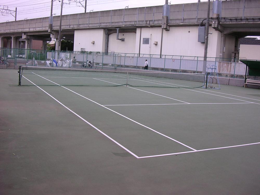 Other common areas. Common areas on site Tennis court