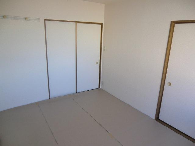 Other room space. There is a Japanese-style room settle