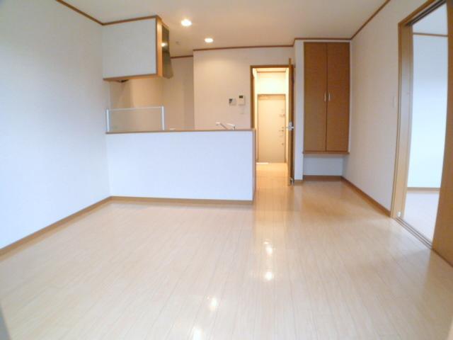 Living and room. It is a popular counter kitchen.