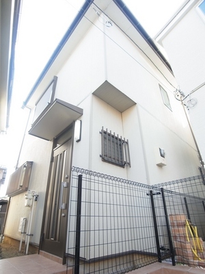 Building appearance. Convenient location to commute by Yakuendai Station 10-minute walk.