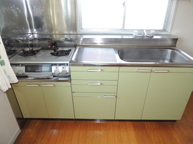 Kitchen. With gas stove!