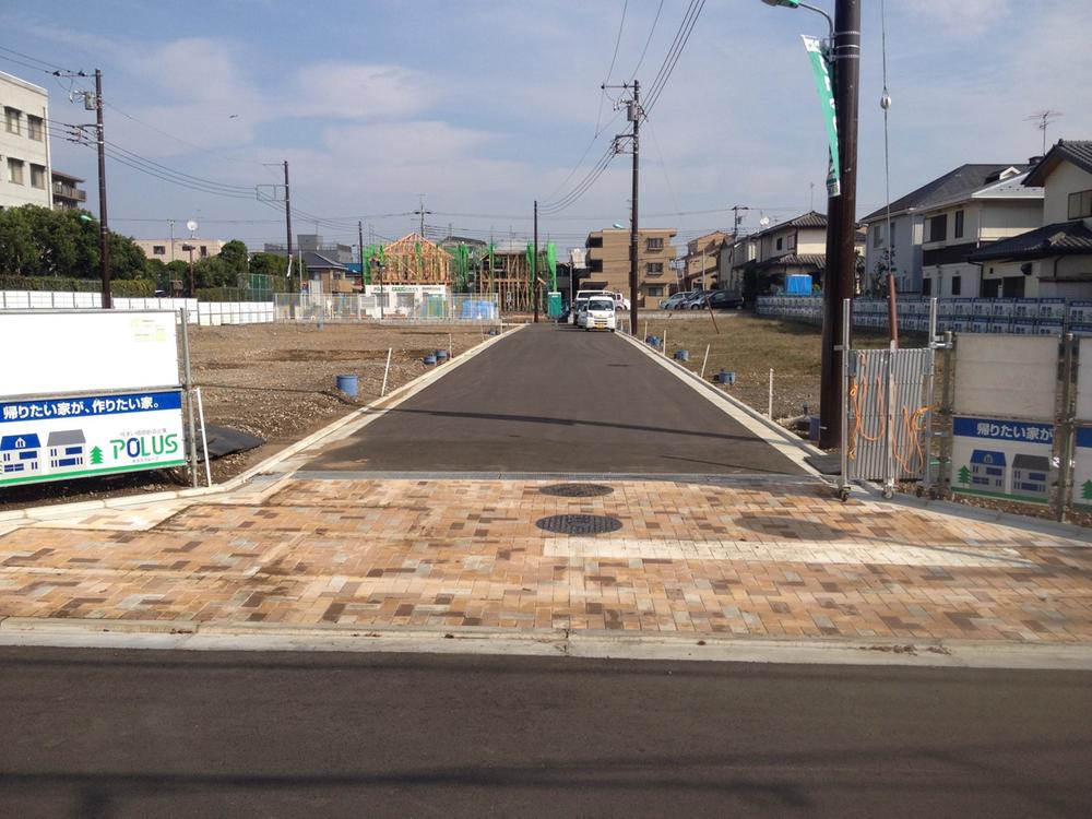 Local photos, including front road. And out of the car smoothly in the subdivision in the 6M road.