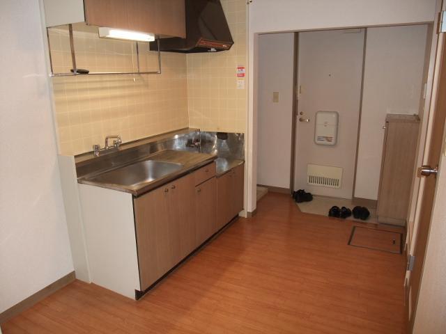 Kitchen. 2-neck with gas stove