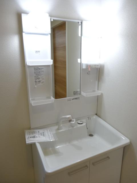 Wash basin, toilet. 1 Building vanity