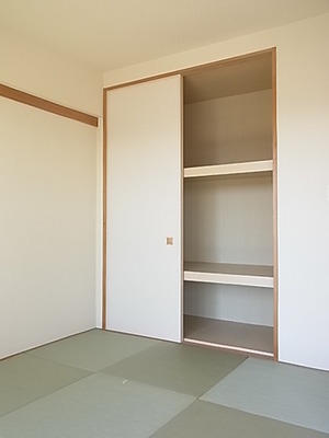 Receipt. Stylish Japanese-style Ryukyu tatami. Closet is also conveniently divided into three stages.