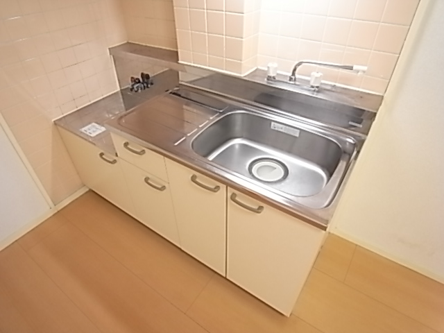 Kitchen. The kitchen is two-burner stove can be installed.