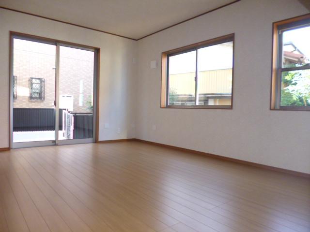 Living. Finally was model house complete (4 Building). Please feel free to visit.