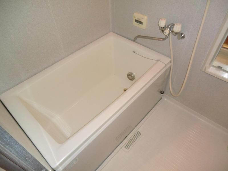 Bath. Bathing is also reheating convenient with a hot water supply