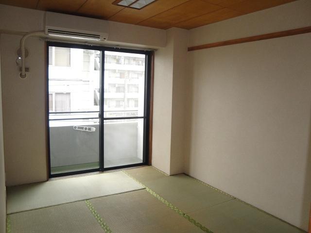 Other room space. Japanese-style room is clean