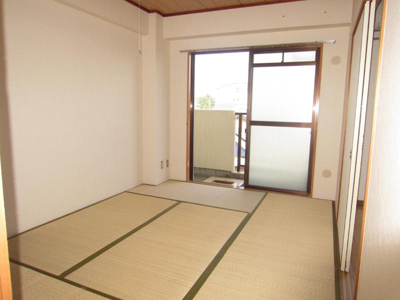 Living and room. It will calm the Japanese-style room