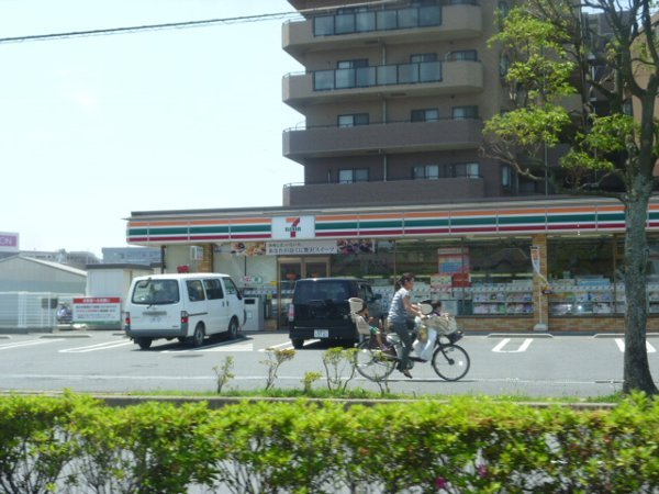 Convenience store. Seven-Eleven Funabashi god of the sea 5-chome up (convenience store) 234m