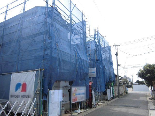 Local photos, including front road. It is a front road