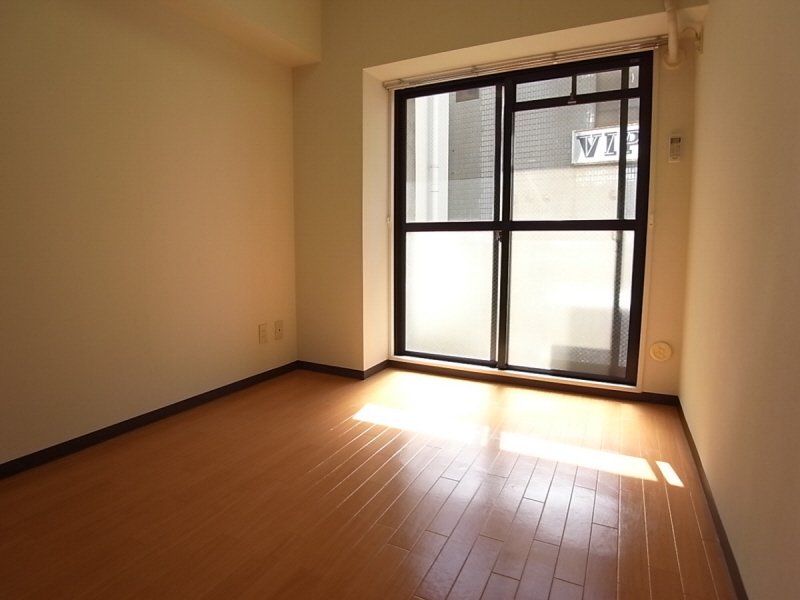 Living and room. Bright living room facing south! It is life-friendly environment