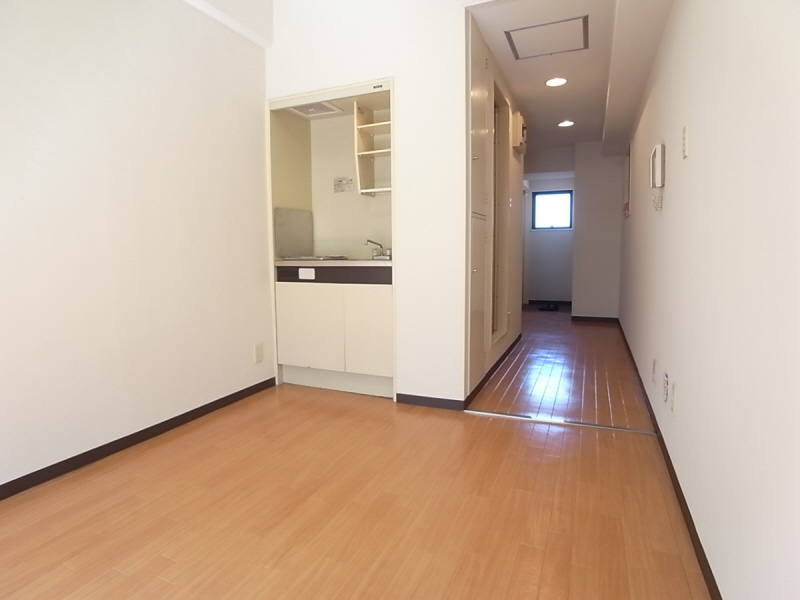 Living and room. Very convenient for shopping! convenience store ・ Super 3-minute walk distance