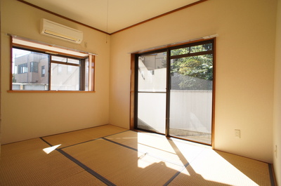 Living and room. Japanese-style room has windows on two sides Ideal for Gorone