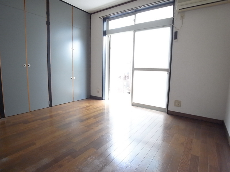 Living and room. It is very pleasant environment in a quiet residential area ☆