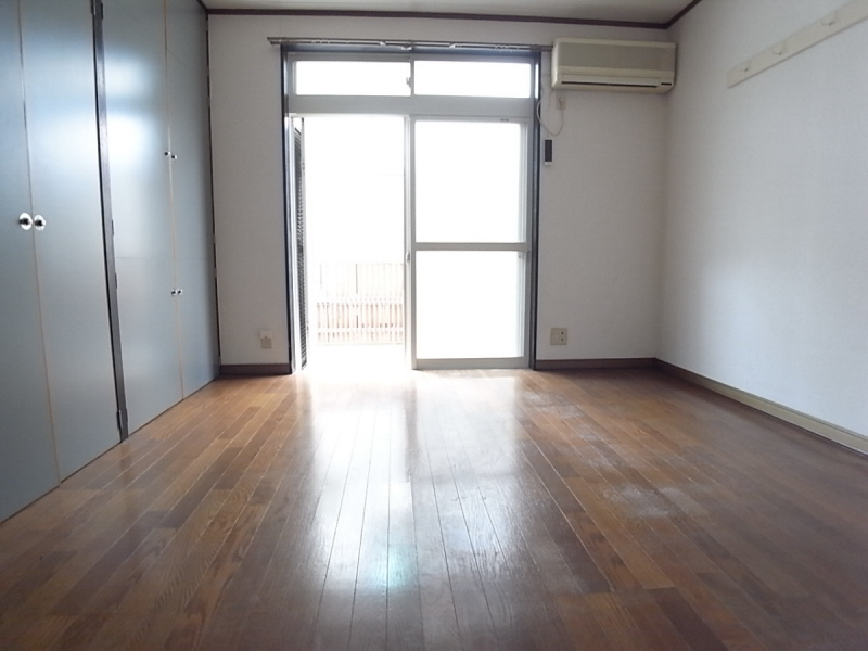 Living and room. Bright room in the west! It is life-friendly environment