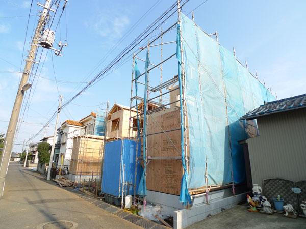 Local photos, including front road. Overall