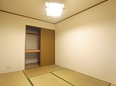 Living and room. Is a Japanese-style room with storage