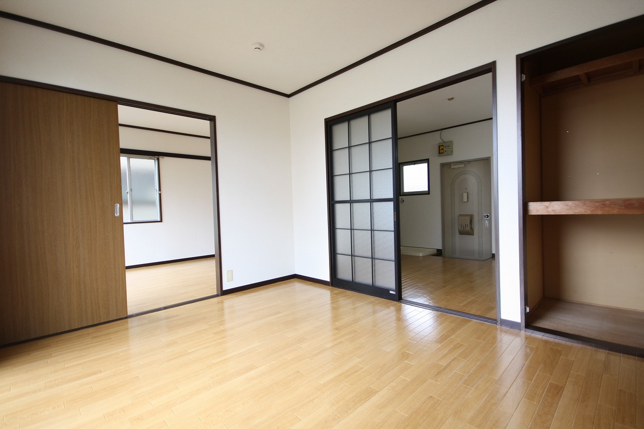 Living and room. Each room is with storage of Western-style! To spacious rooms