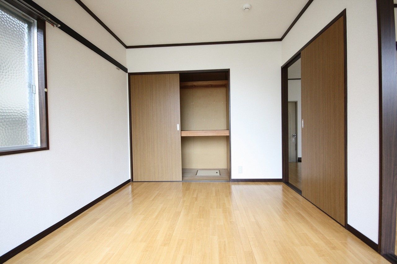 Other room space. Since it is a corner room, It is very bright rooms